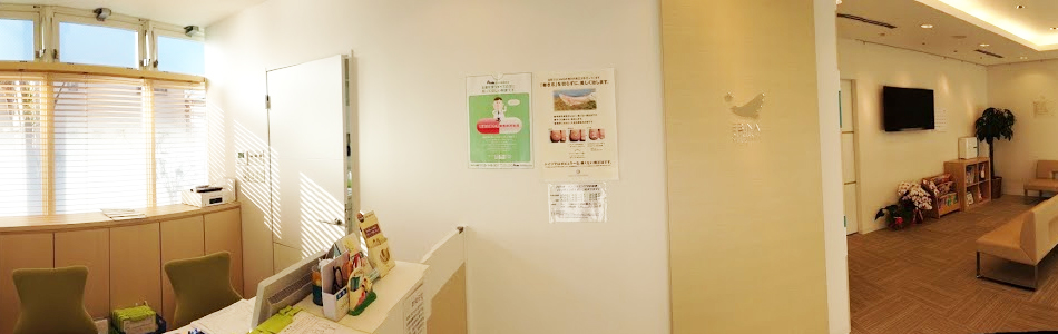 清潔感と明るさにこだわりました。受付の奥が待合室です。